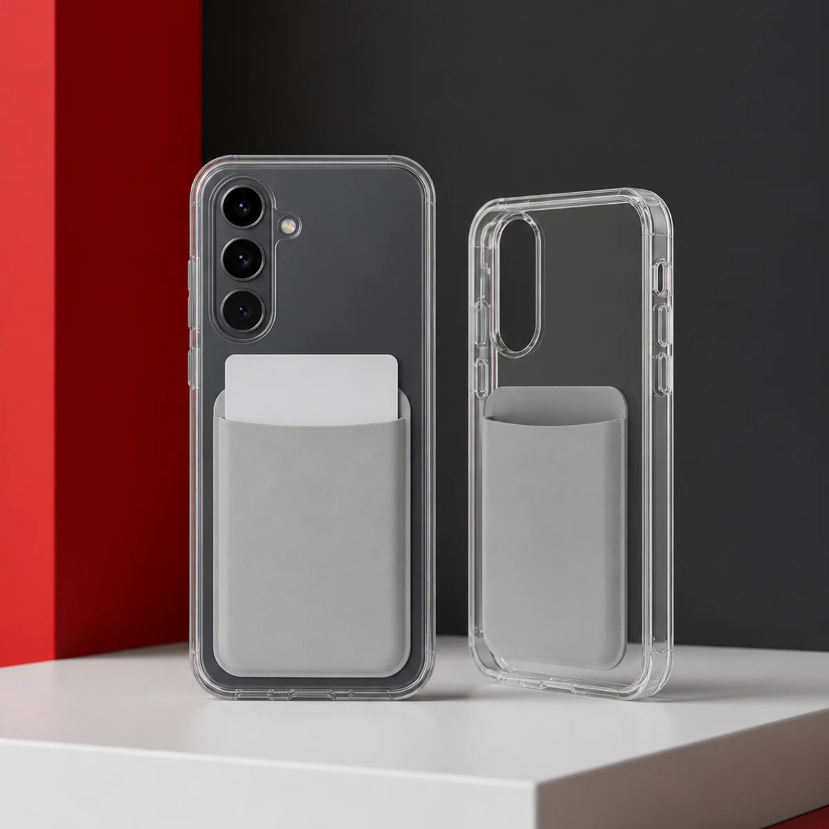 Funda transparente con un tarjetero gris integrado en la parte trasera.
