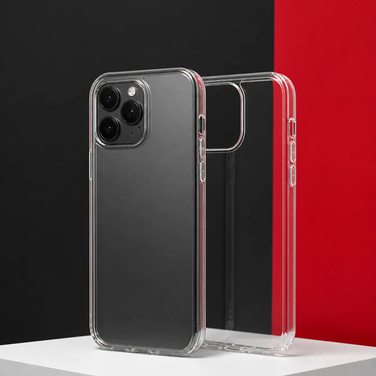 Dos fundas transparentes rígidas para móvil, una puesta y otra suelta.